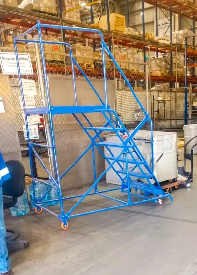 Modelo que destaca entre las diferentes escaleras industriales debido a que contempla espacio de descanso para tener control.
