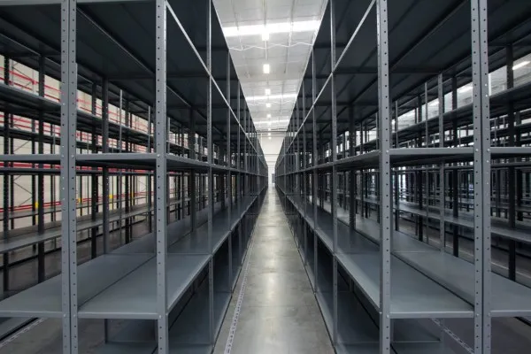 Imagen en una perspectiva donde se encuentran varios estantes para bodega formados para ampliar el espacio de almacenamiento.