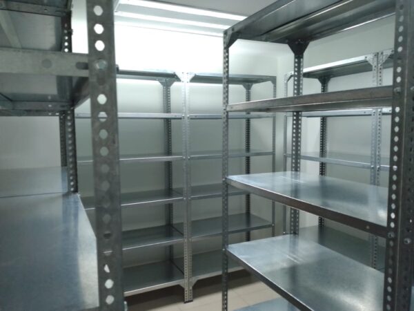 Un espacio reducido que se han colocado diferentes piezas de este tipo de estantería ligera para maximizar el almacenamiento